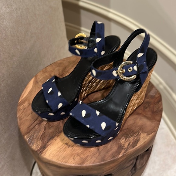 LOUIS VUITTON size 38 wedges in navy with white and black accents. - Picture 4 of 8